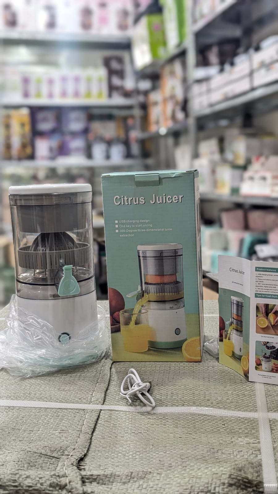 Manual Citrus Juicer & Squeezer – Portable Hand-Press Fruit Juicer with Built-in Strainer and Measuring Cup